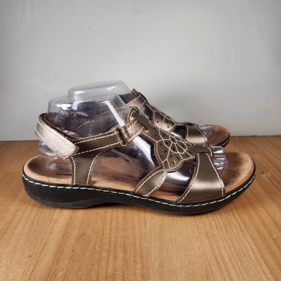 Clarks Sandals Women’s 9 Brown Leather Open Toe Wedge Floral Bendables Shoes - Picture 2 of 12